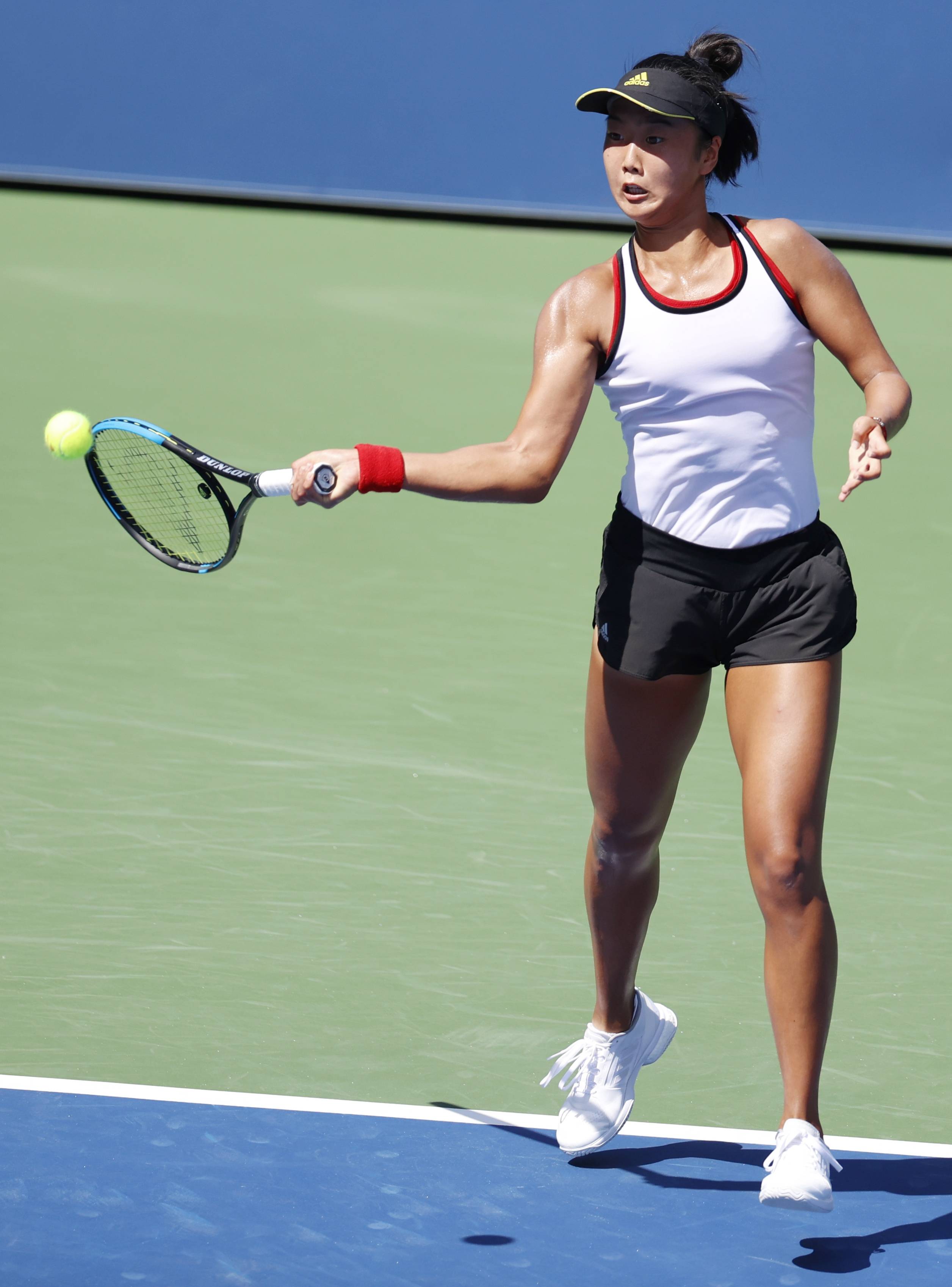 现出极具威 现出极具威